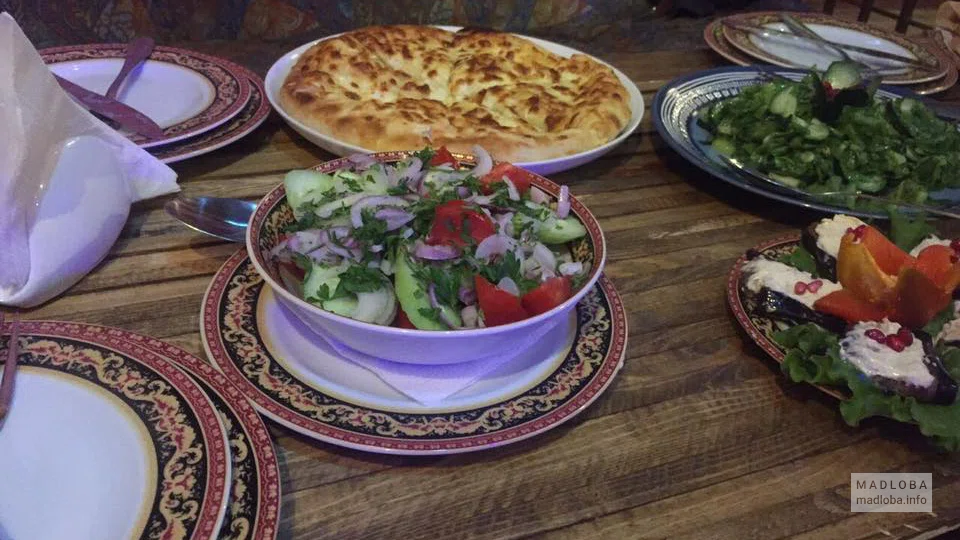 Стол с блюдами грузинской кухни
