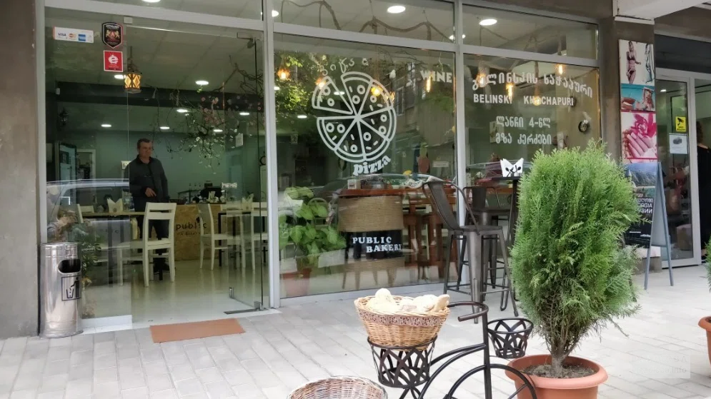 Вход в кафе Public Bakery