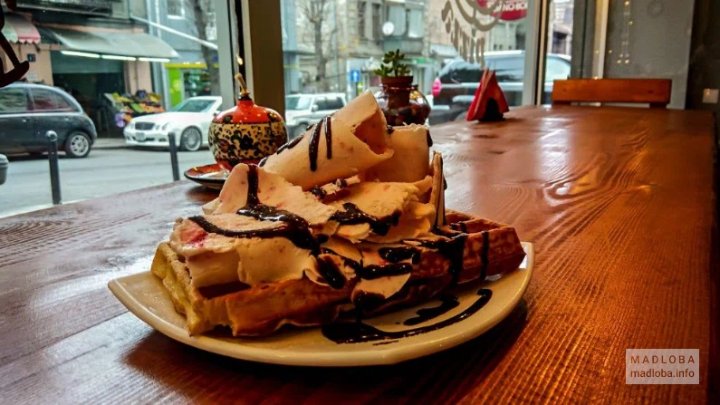 Торт в кафе Public Bakery
