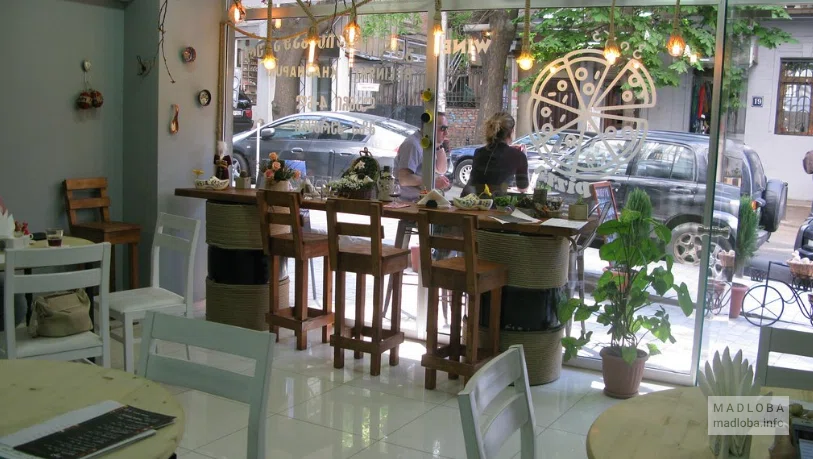 Стойка для посетителей кафе Public Bakery