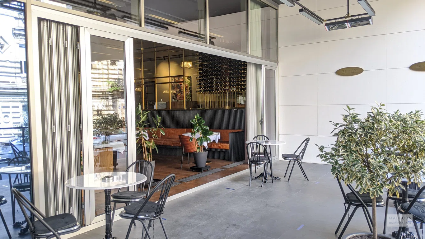 Двери Publica Cafe в Грузии