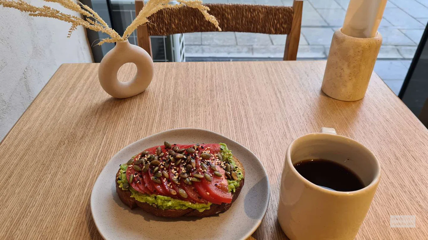 Овощной бутерброд и кофе в Pure coffee & food