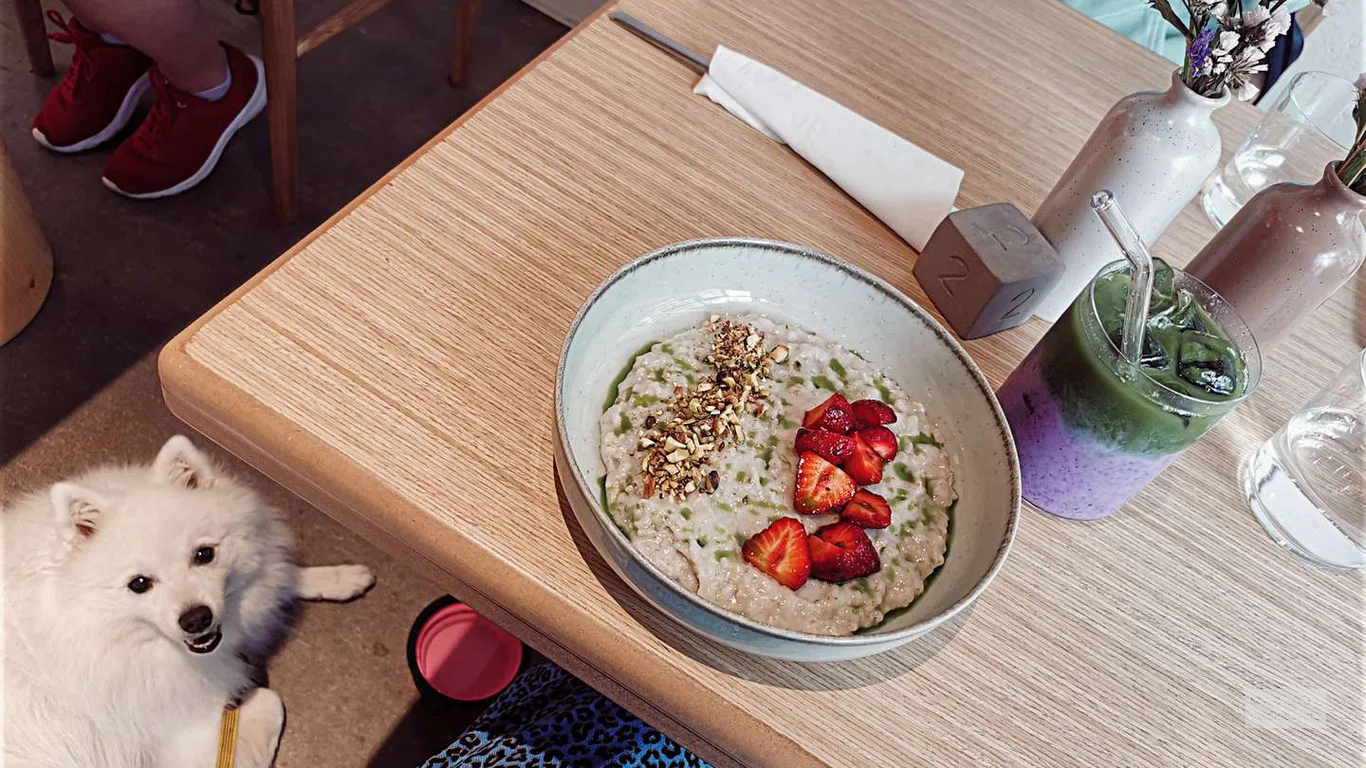 Подача завтрака в Pure coffee & food