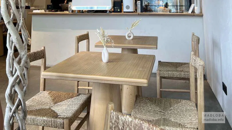 Столики в зале кофейни Pure coffee & food