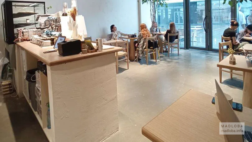 Стойка и вид на зал в Pure coffee & food