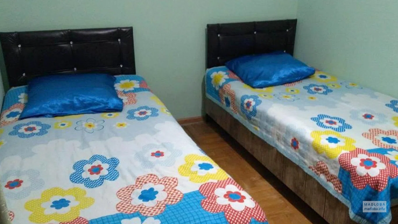 Кровати в номере Гостевого Дома Тихий Дом
