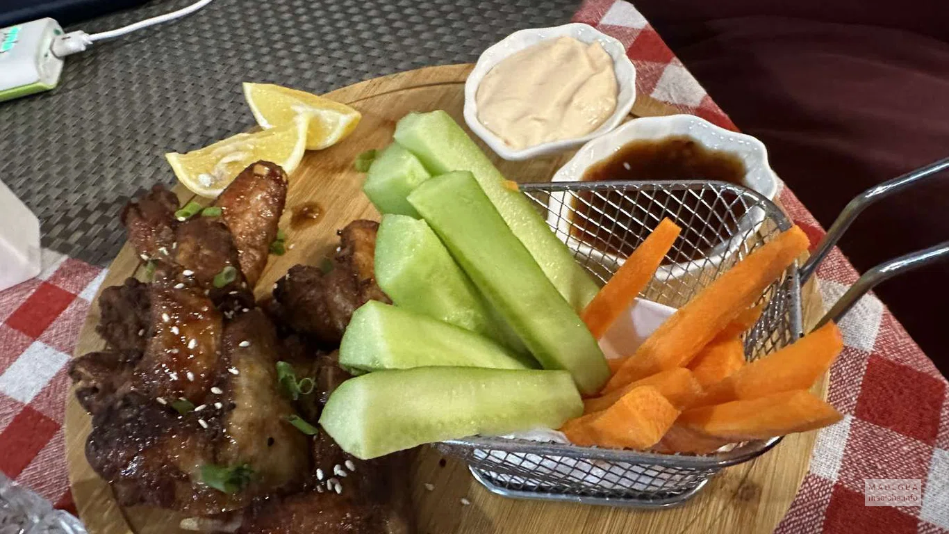 Крылышки с овощами
