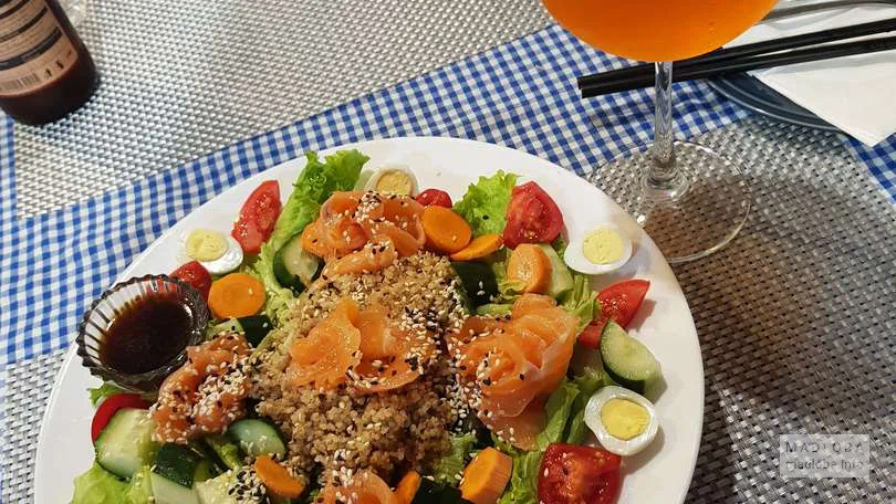 Салат с сёмгой и овощами