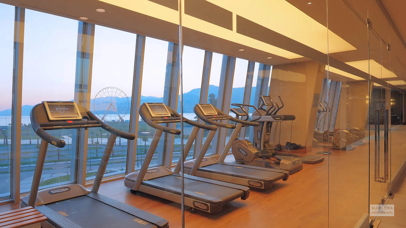 Тренажерный зал в отеле Radisson Blu Batumi