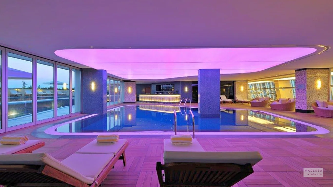 Бассейн в отеле Radisson Blu Batumi
