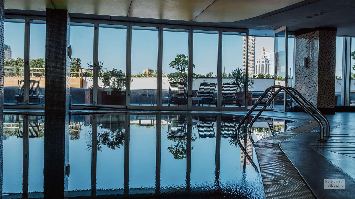 бассейн в отеле Radisson Blu Batumi