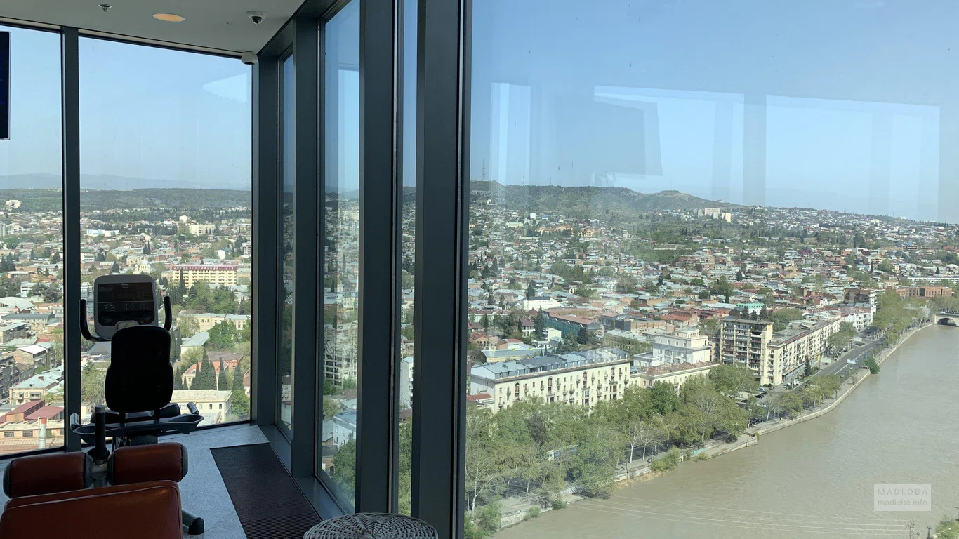 Вид на город из тренажерного зала Radisson Blu Iveria Hotel, Tbilisi City Centre