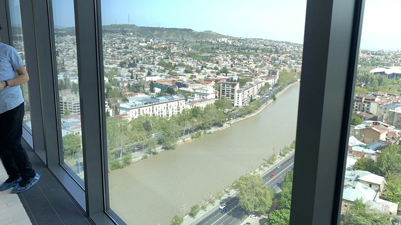 Вид на реку Кура из Radisson Blu Iveria Hotel, Tbilisi City Centre