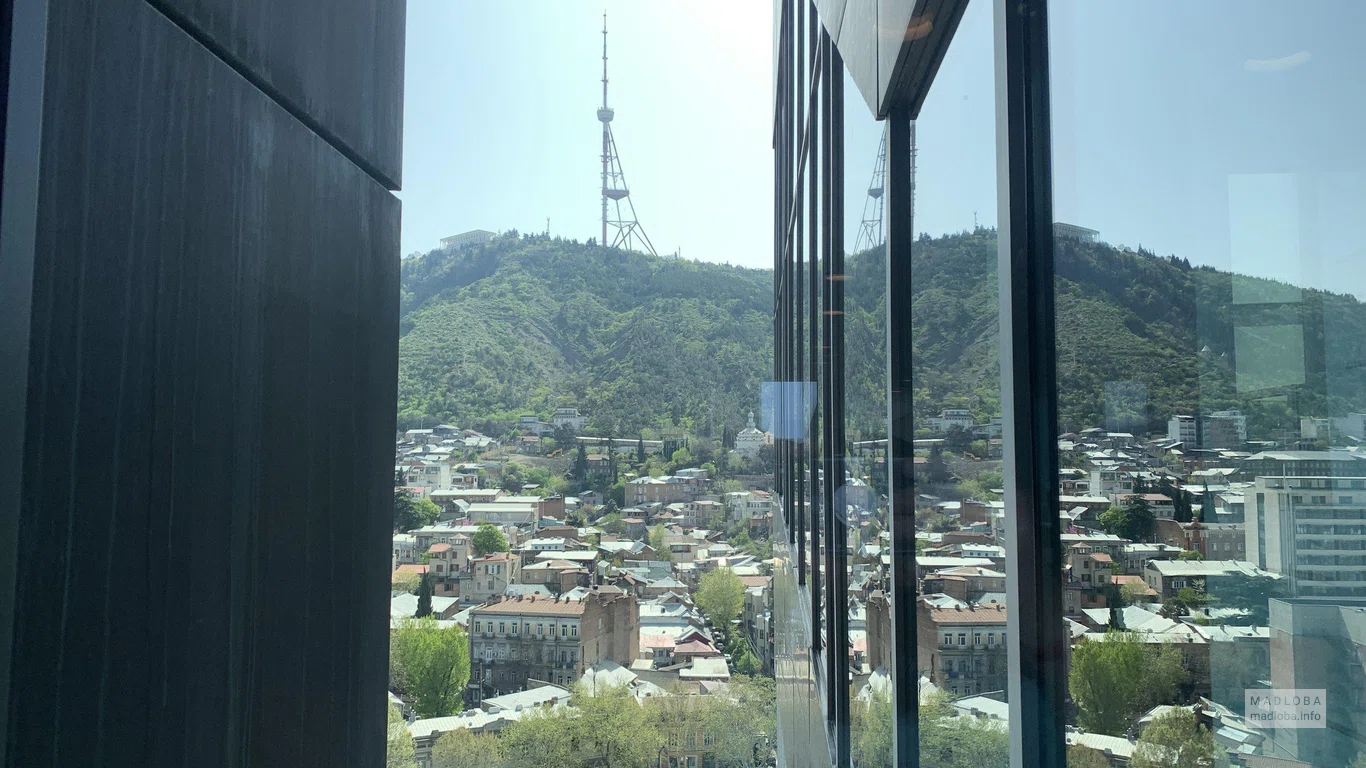Вид на гору Мтацминда из Radisson Blu Iveria Hotel, Tbilisi City Centre