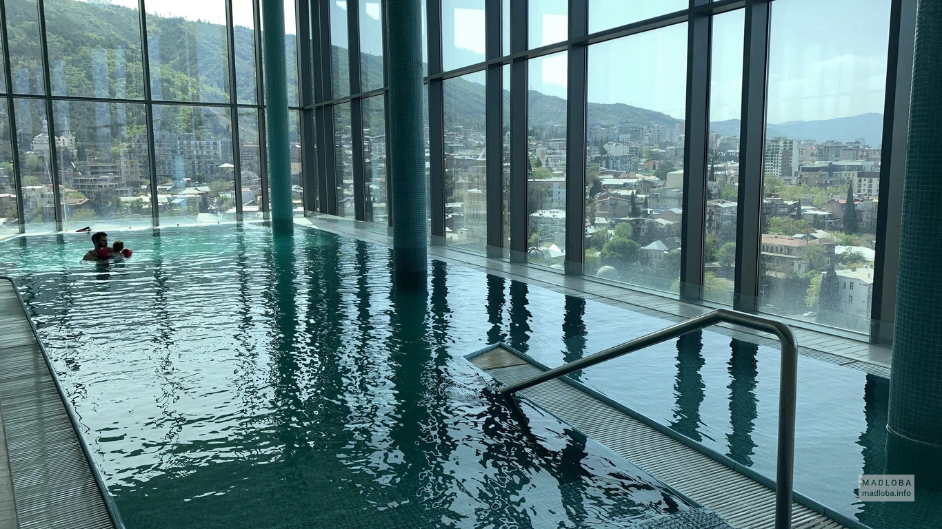 Бассейн в Radisson Blu Iveria Hotel, Tbilisi City Centre