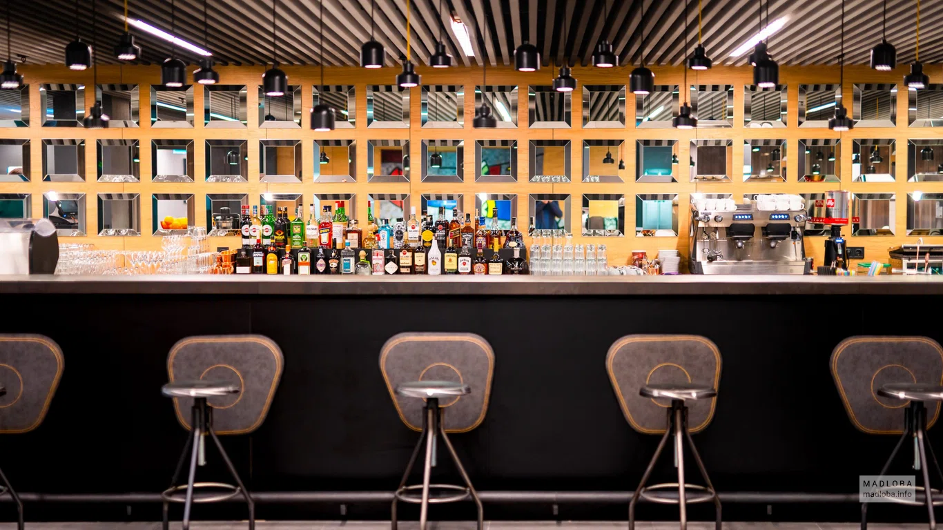 Барная стойка и стулья в Radius Hotel