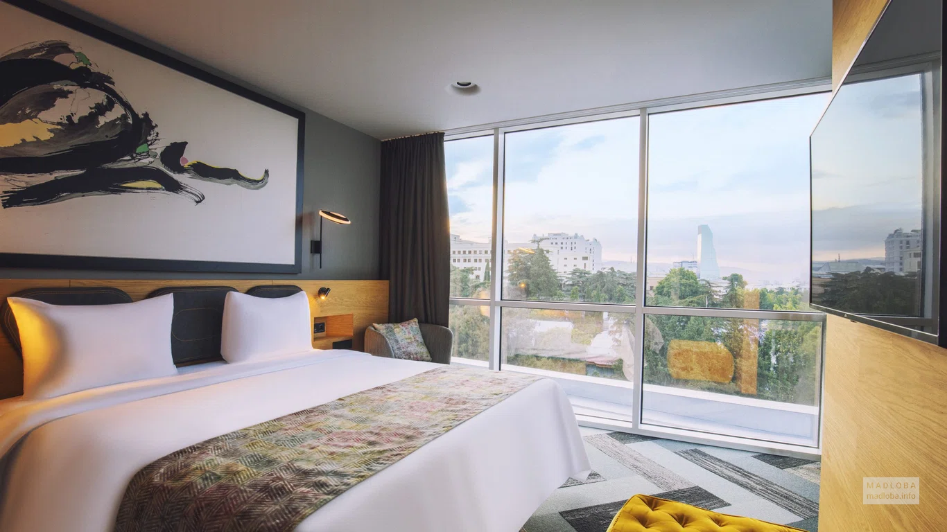 Номер с витражными окнами в Radius Hotel