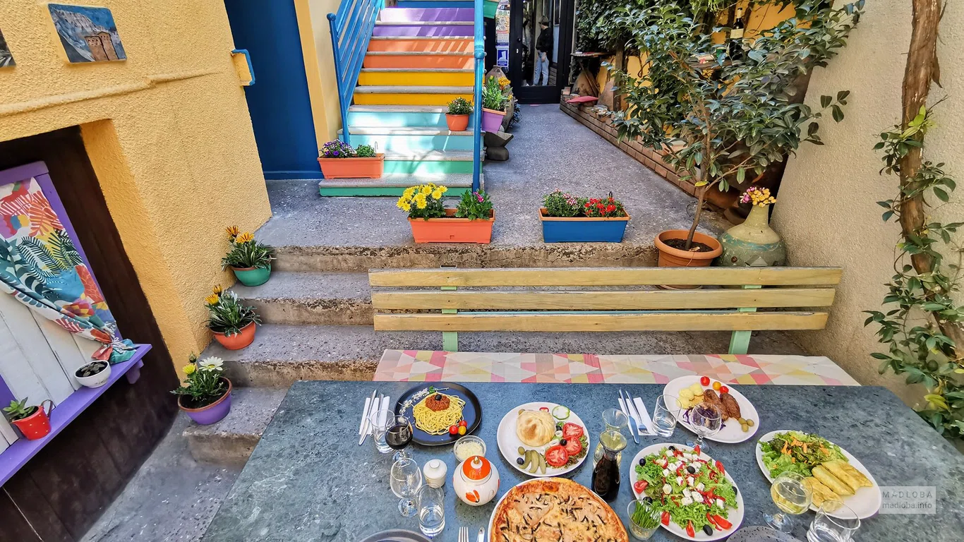 Накрытый блюдами стол в кафе Райнера