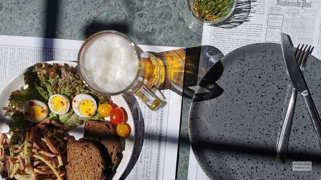 Пенный напиток и закуски в кафе Райнера