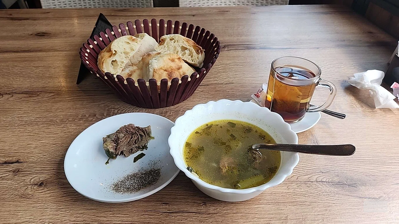 Подача блюда в кафе Рандеву