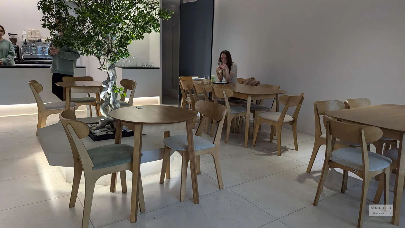Столики в Ravi neo-bistro в Батуми