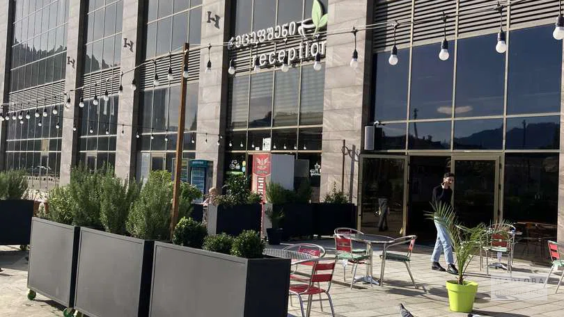 Уличные столики в кафе Reception