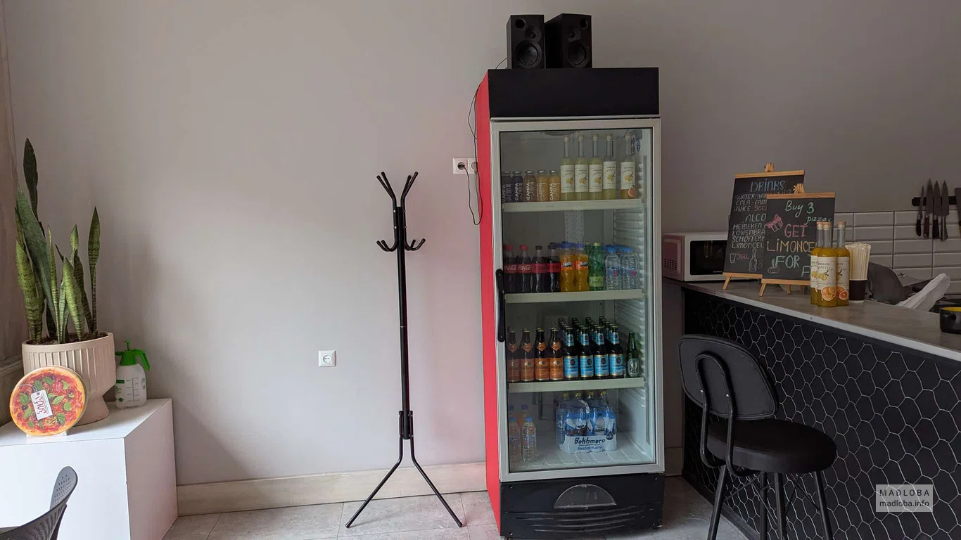 холодильник с напитками в пиццерии Red Hot Pizza
