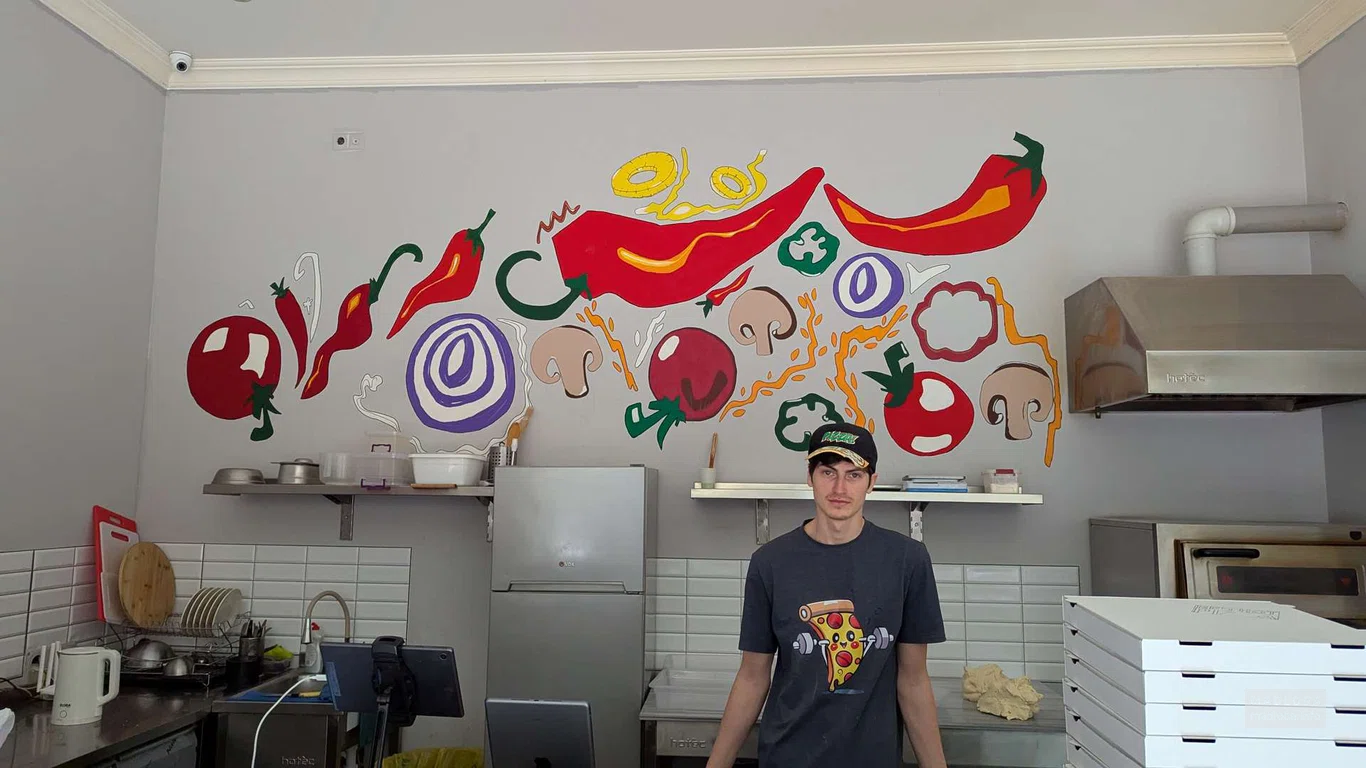 сотрудник пиццерии Red Hot Pizza на кассе