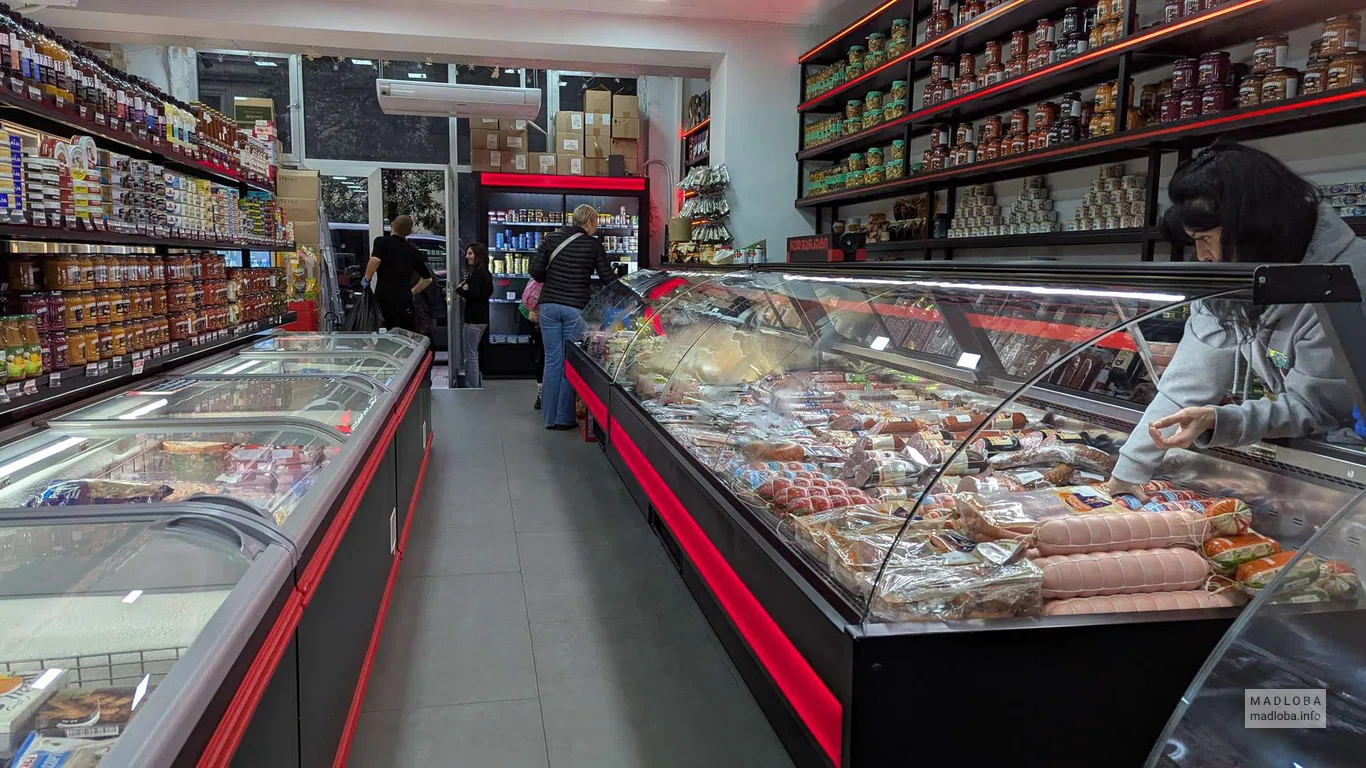 Холодильники с продуктами в магазине Red Market