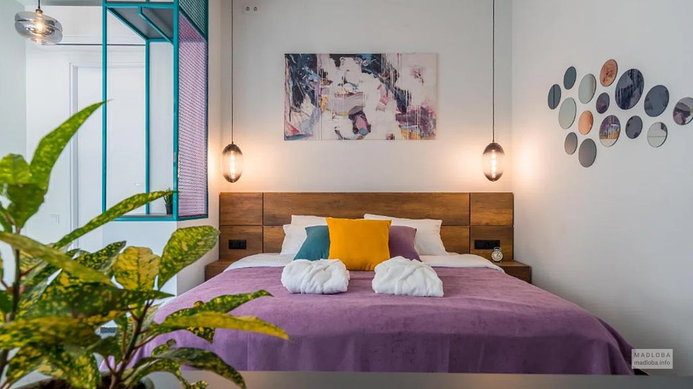 Большая кровать в номере Redrum Tbilisi Boutique Hotel