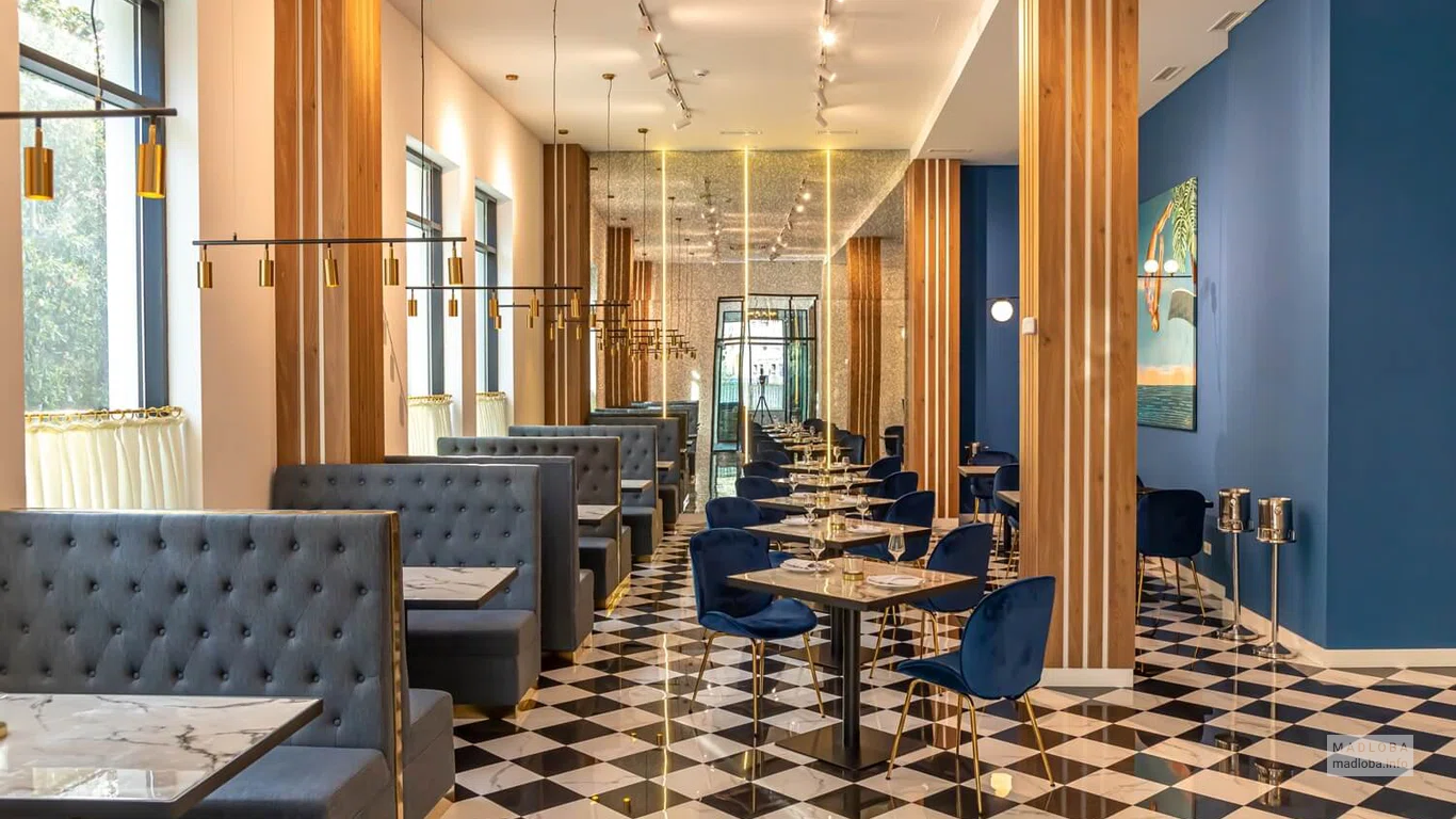 Интерьер в ресторане Newport Hotel