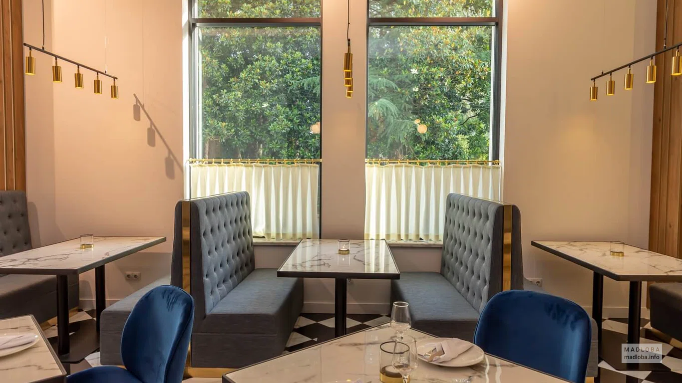 Вид из окон в ресторане Newport Hotel