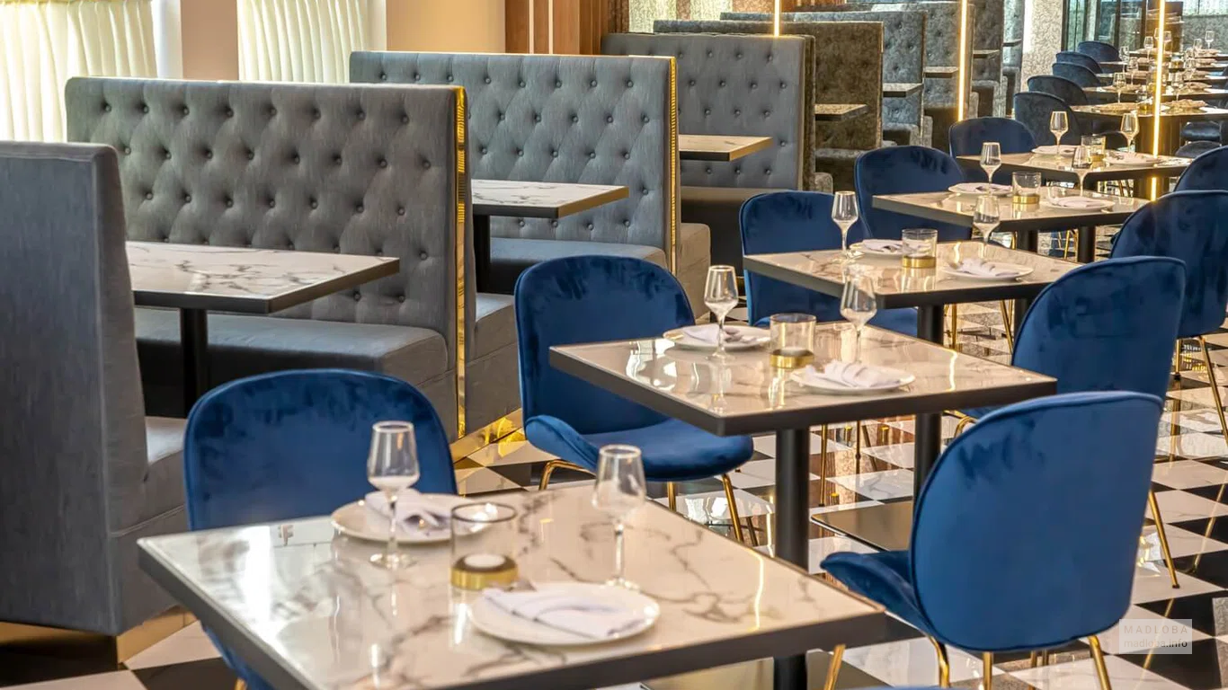 Столы для посетителей Newport Hotel