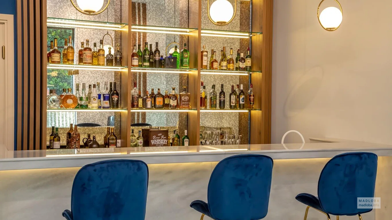 Барная стойка в ресторане Newport Hotel