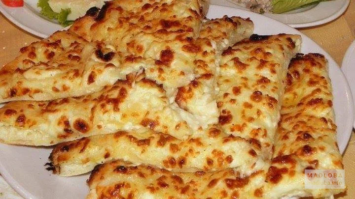 Блюдо с хачапури в ресторане Tbilisuri
