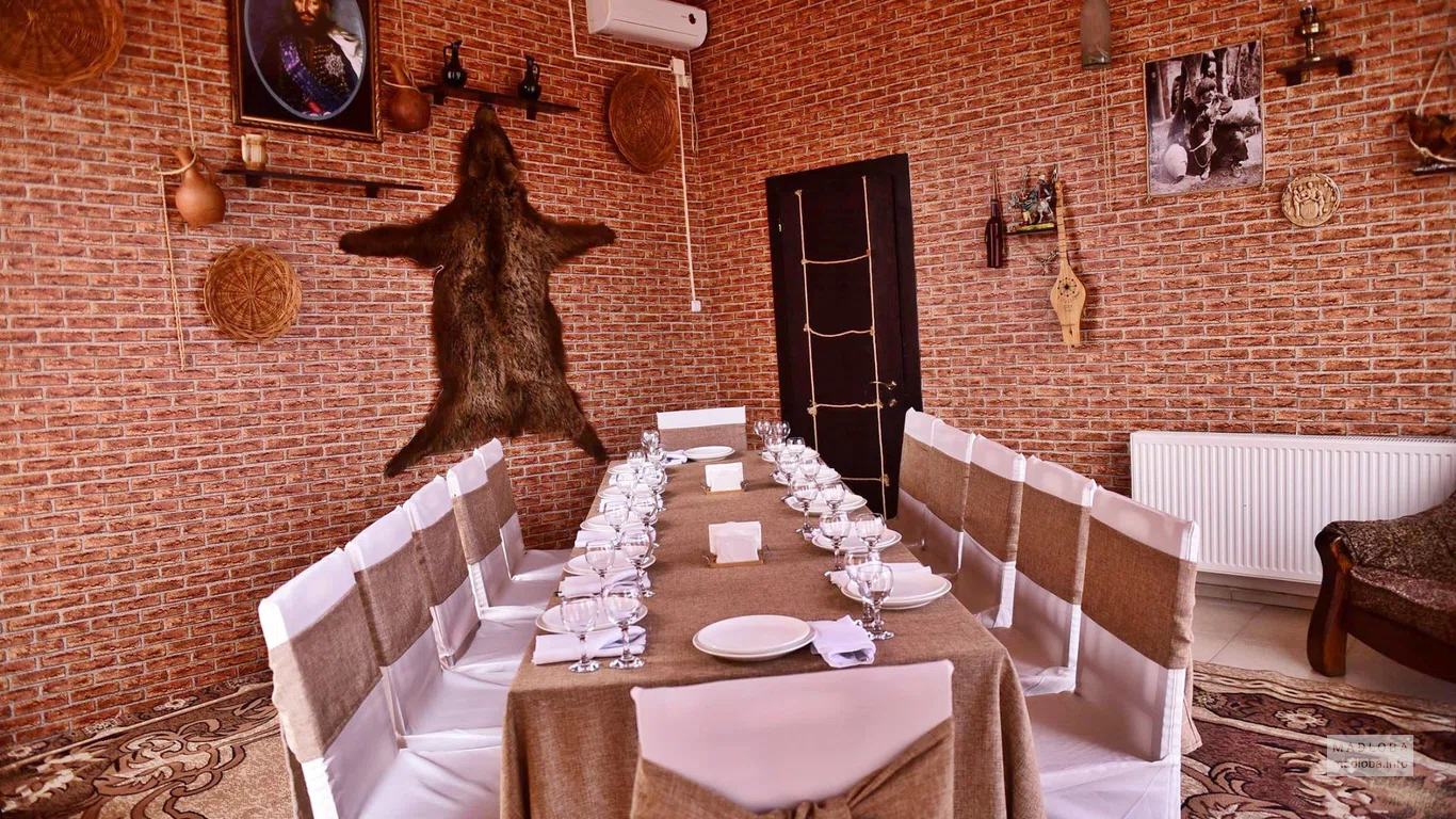 Засервированный банкет в Restoran Mama Papuri