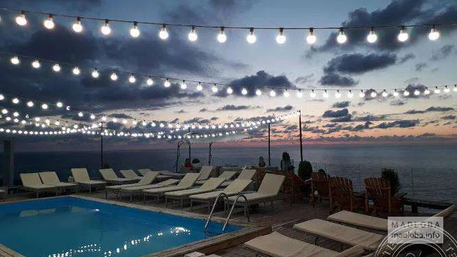 Зона отдыха с бассейном в отеле RoofTop Pool