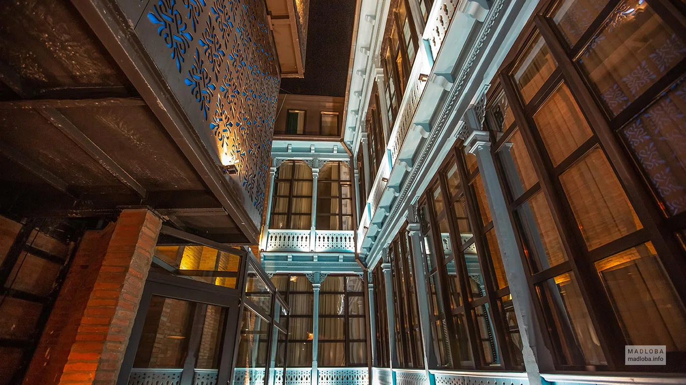 Вид здания Royal Inn вечером Грузия