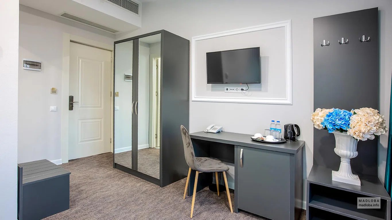 Royal Inn мебель в номере Тбилиси