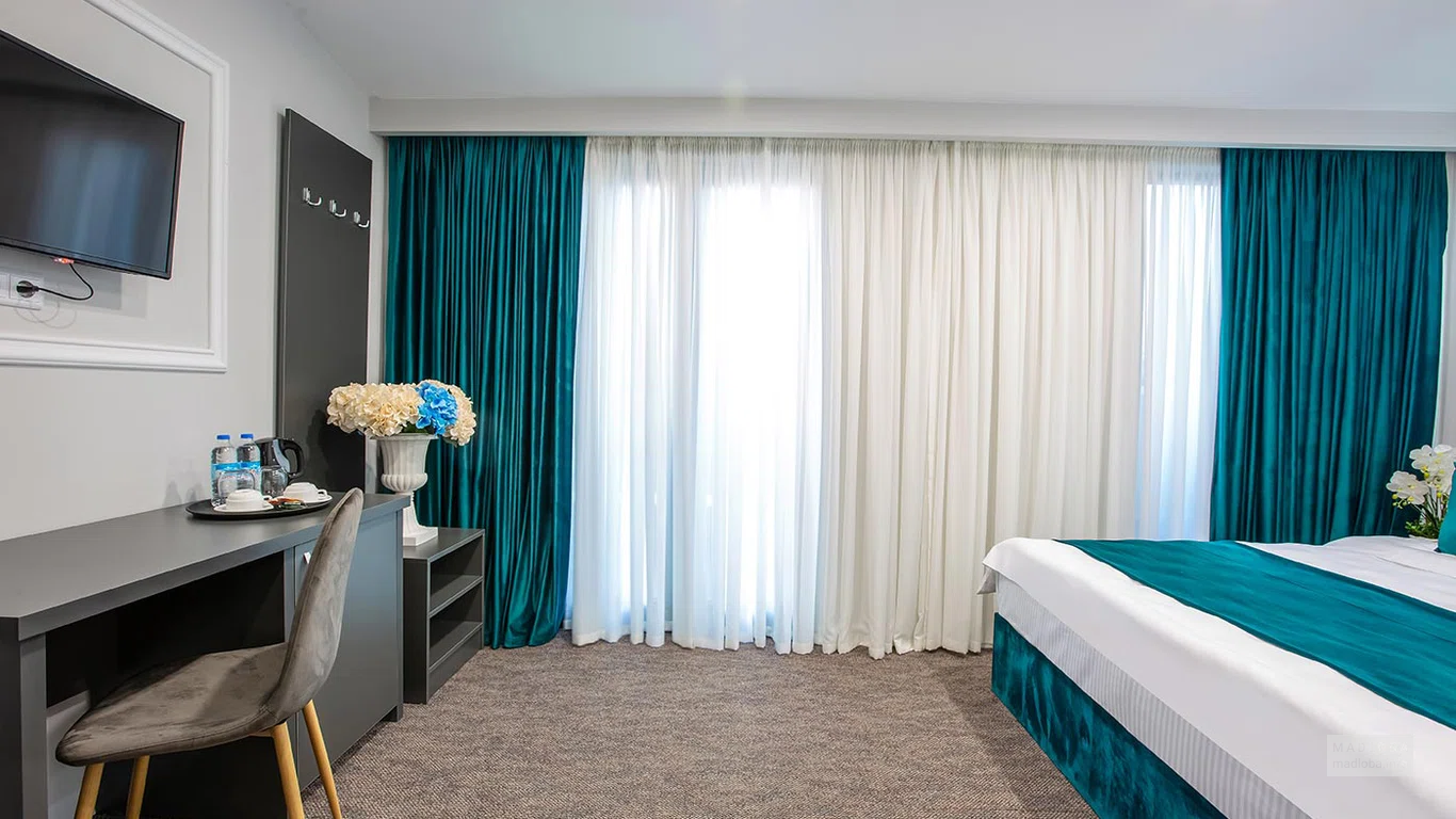 Интерьер номера в отеле Royal Inn