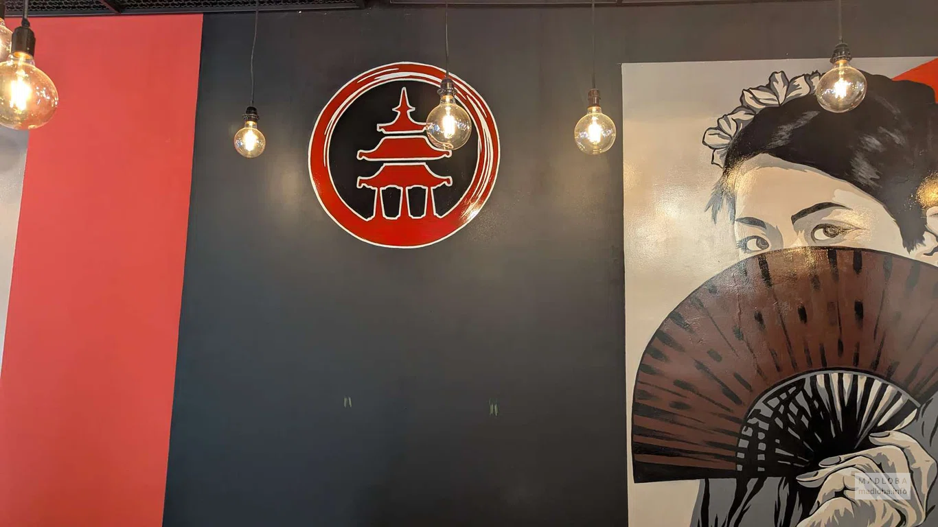 Рисунки на стене ресторана Royal Sushi