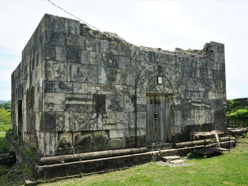 
								Ruins of the palace of the kings and the church of St. George