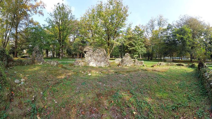 Ruins of a small palace (botanical garden)