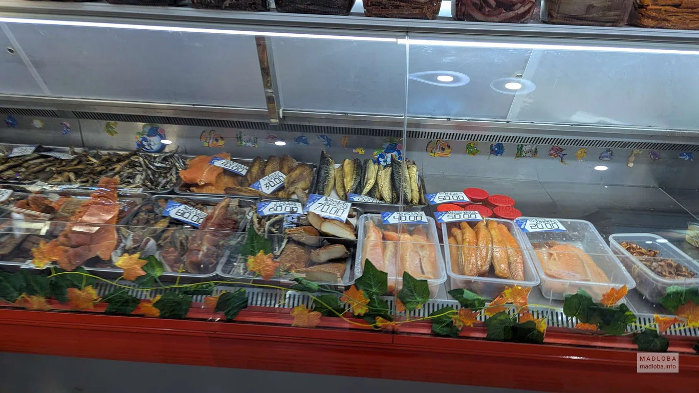 Витрина с ассортиментом рыбы и морепродуктов в магазине "Fresh fish_ka" в Батуми