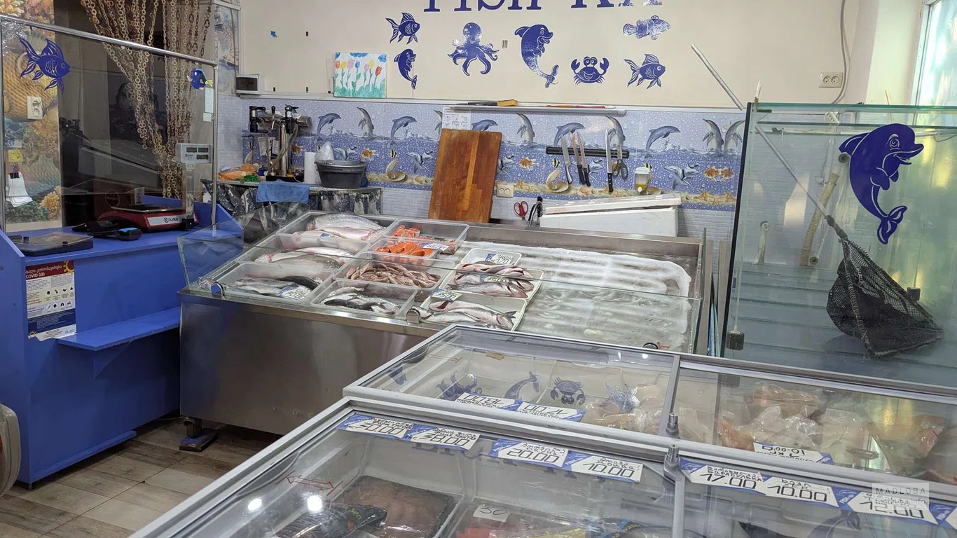 Прилавки с рыбой и морепродуктами в магазине "Fresh fish_ka" в Батуми