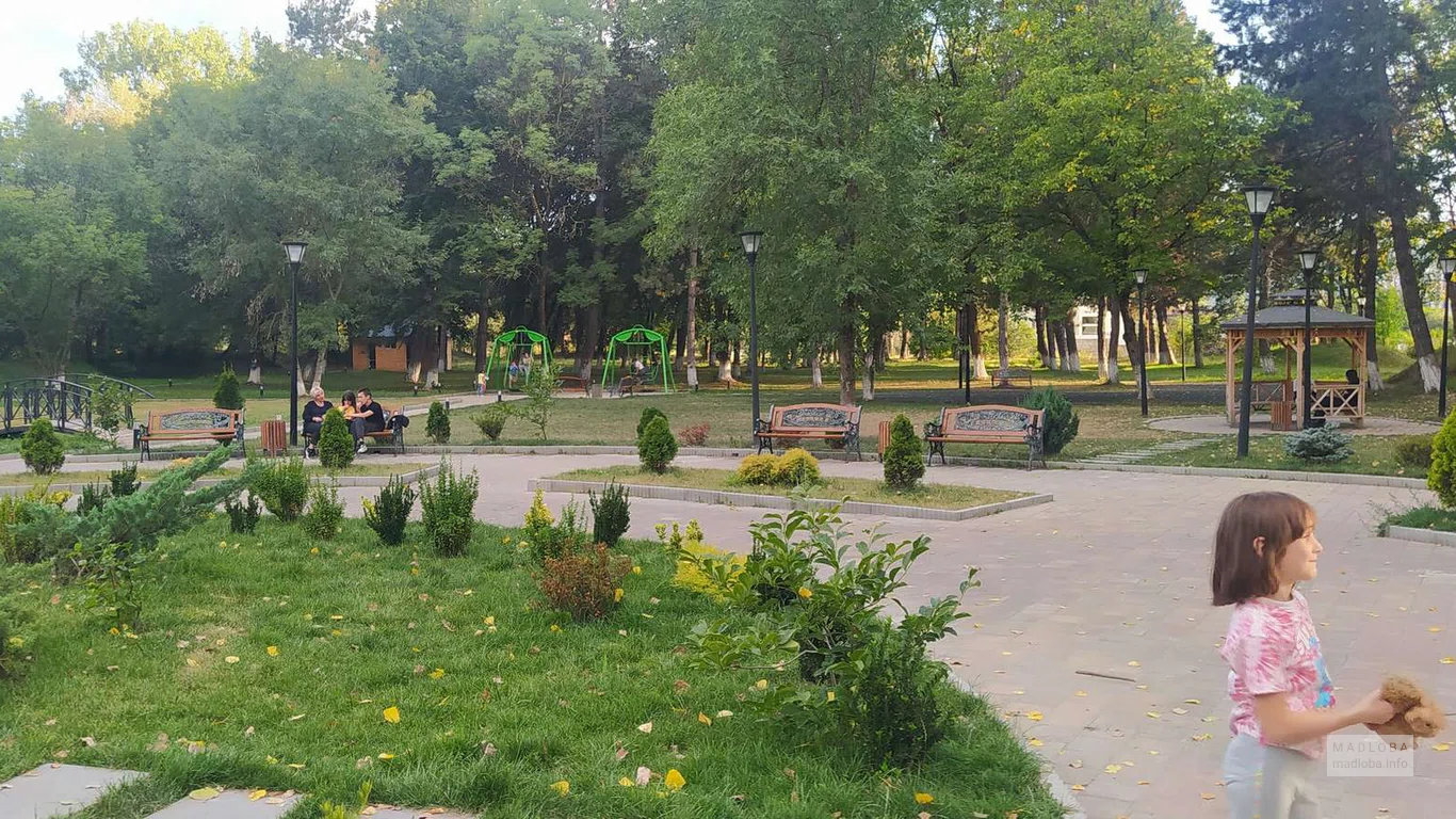 Аллеи в саду Кужана