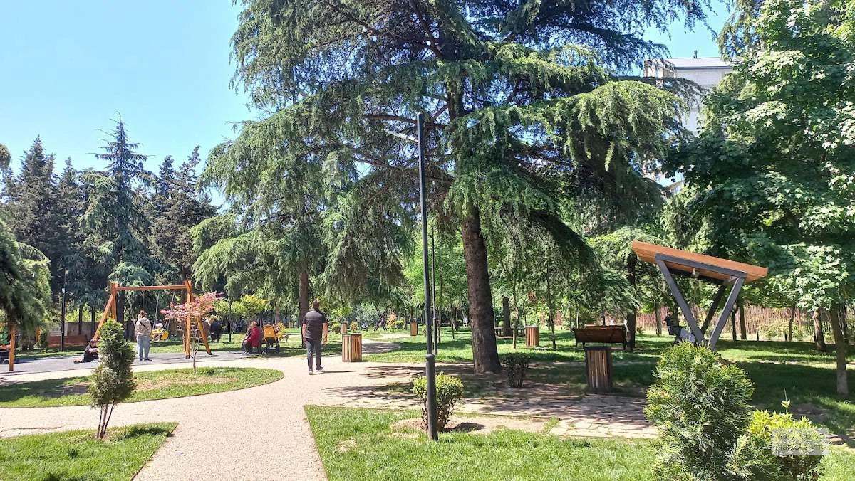 Городской сквер "Сад Квакарели | Smile B" в Тбилиси