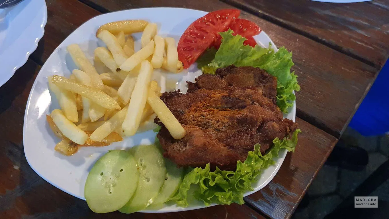 Картофель фри с отбивной и овощами