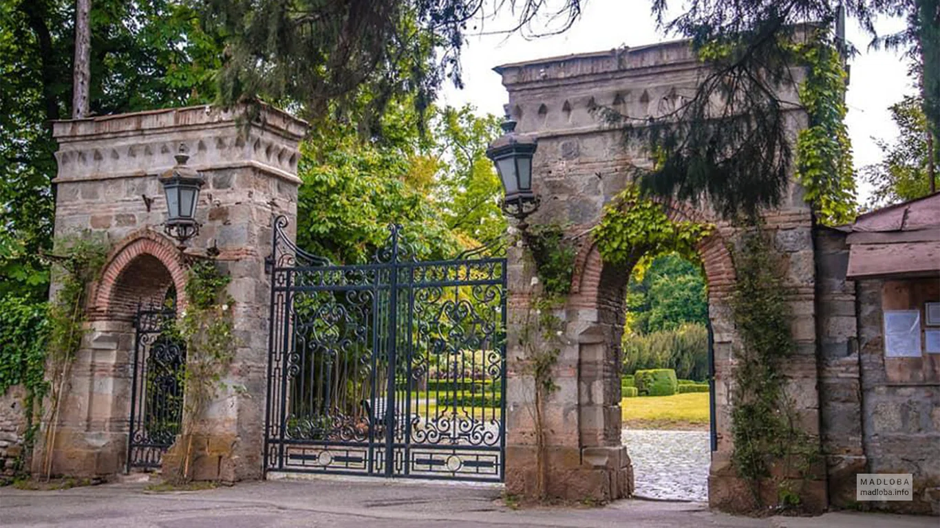 Ворота Saqartvelo Boutique Travel в Батуми