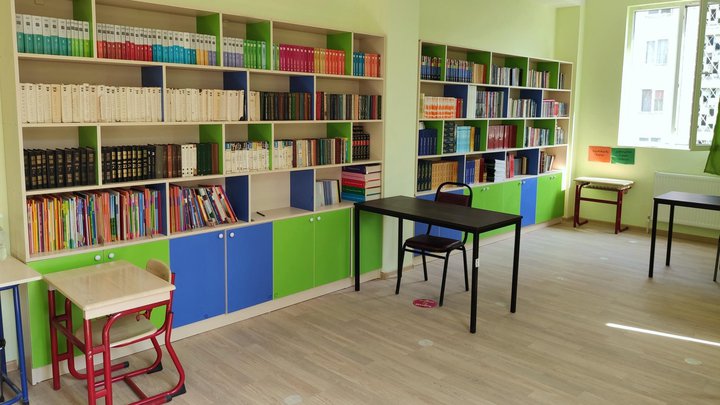 Nino's school with advanced study of English